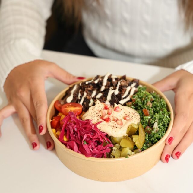 Mains qui tiennent un bol repas