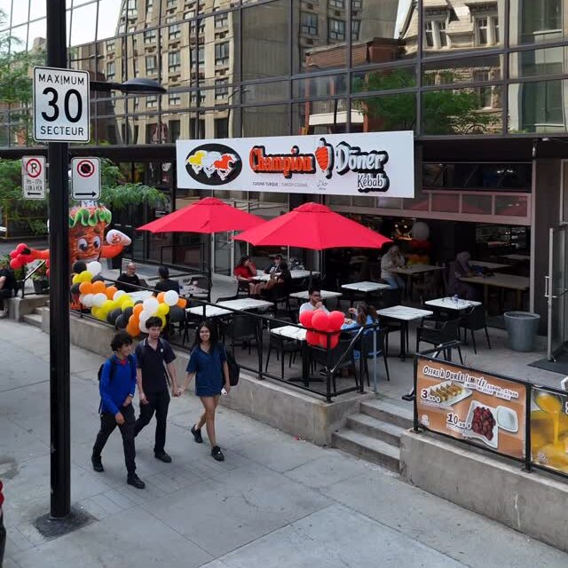 Vue extérieure du Champion Döner sur la rue Sainte-Catherine O.