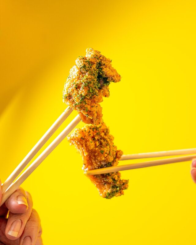 Deux morceaux de poulet frit et des baguettes