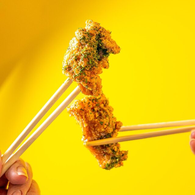 Deux morceaux de poulet frit et des baguettes