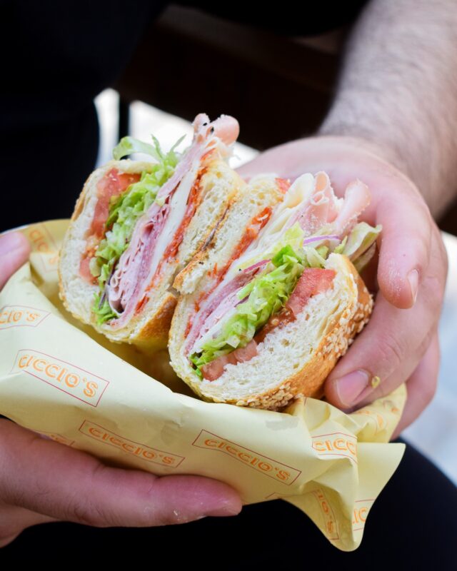 Mains qui tiennent un Sandwich