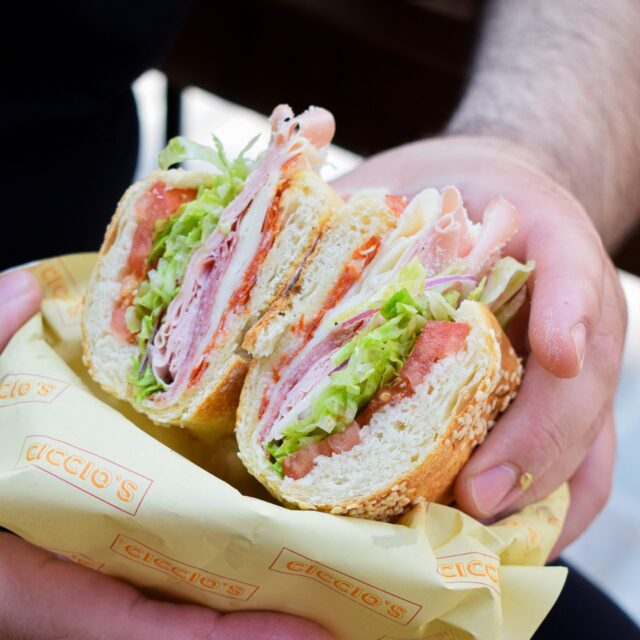 Mains qui tiennent un Sandwich