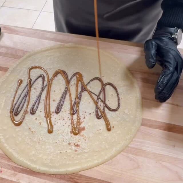 Crêpe avec un filet de sirop au chocolat