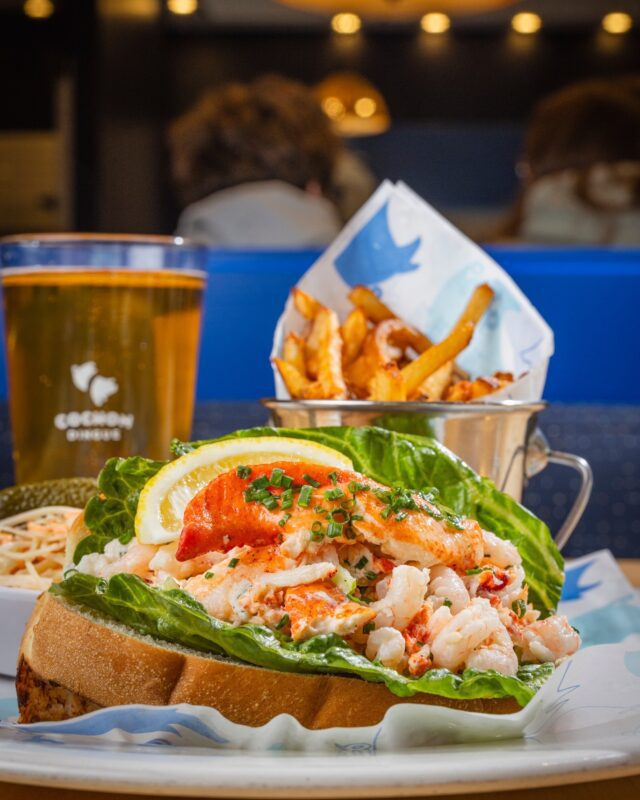 Une main tient un sandwich