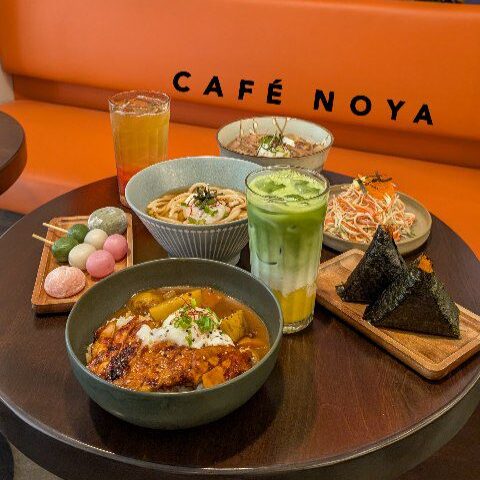 Photo de plusieurs plats sur une table du café Noya