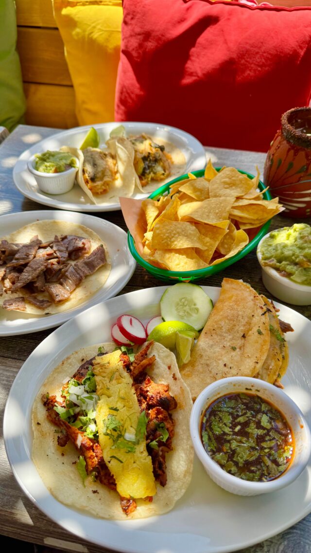 Plusieurs assiettes de nourriture mexicaine sur une table
