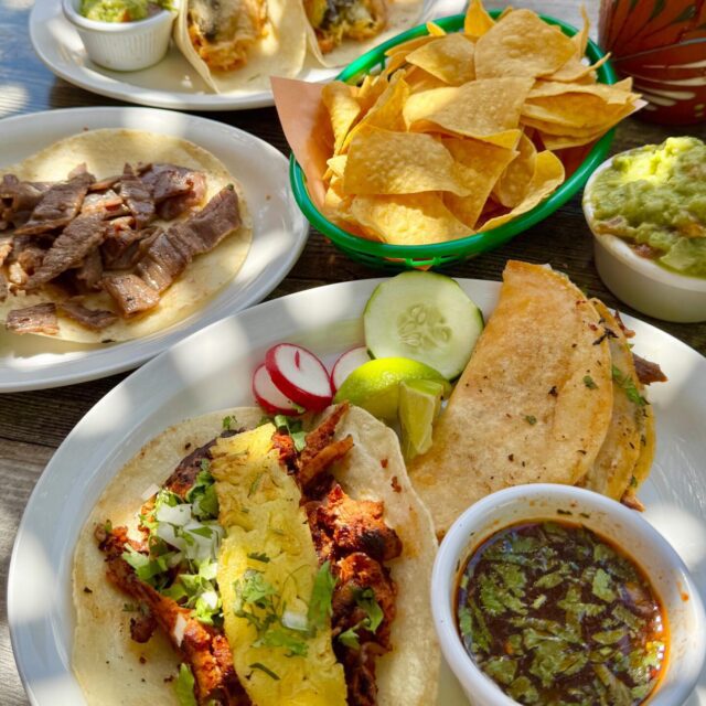Plusieurs assiettes de nourriture mexicaine sur une table