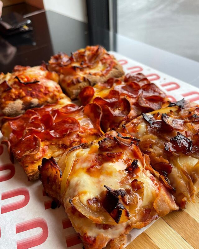 Plusieurs parts de pizza sur un présentoir