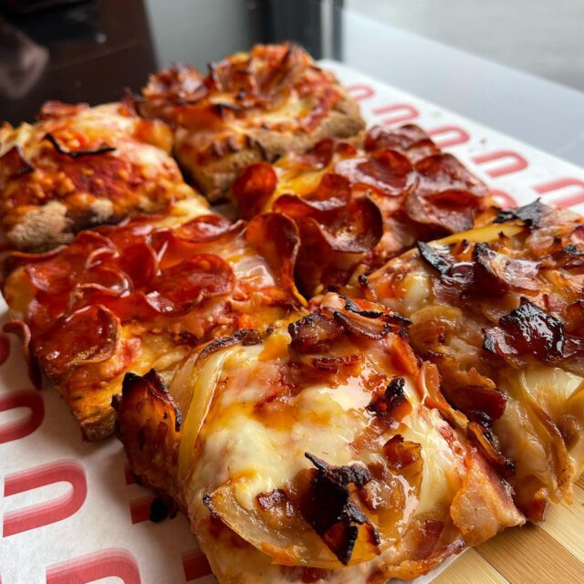 Plusieurs parts de pizza sur un présentoir