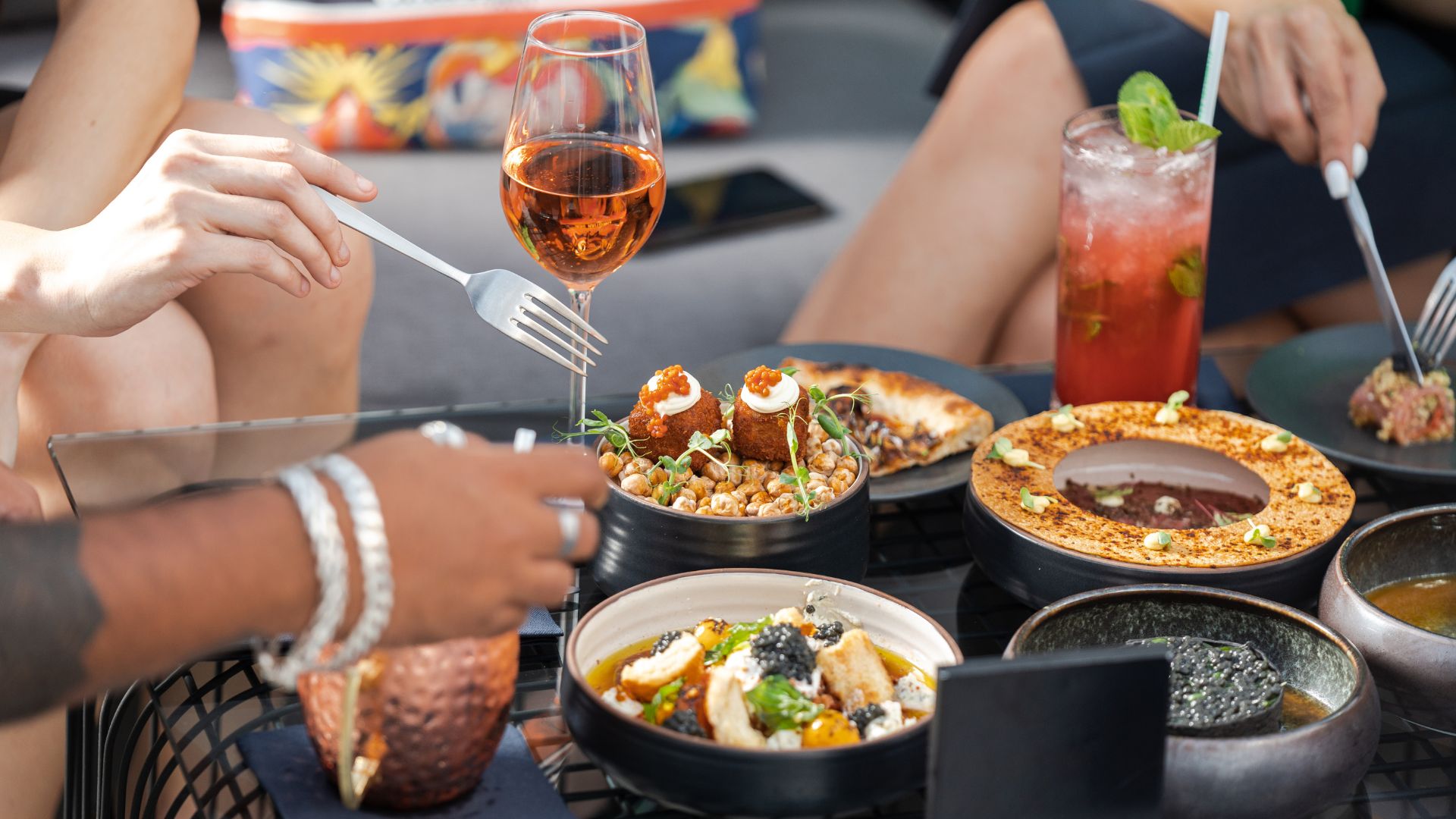 Plusieurs assiettes dans un restaurant