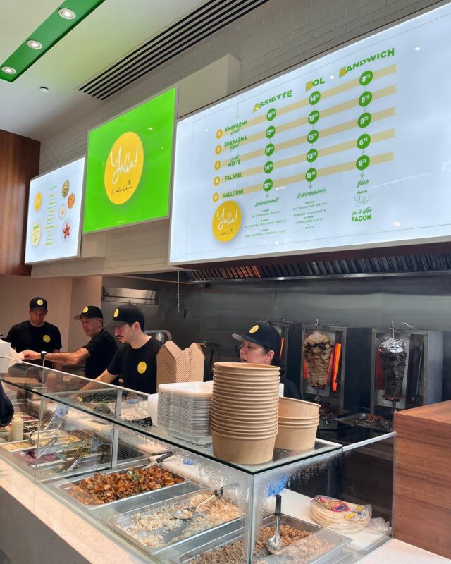 Photo de personnes qui travaillent au comptoir d'un restaurant