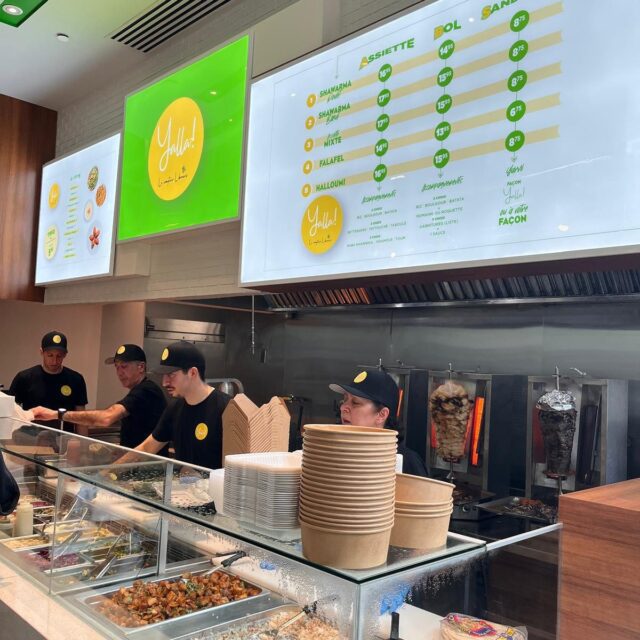 Photo de personnes qui travaillent au comptoir d'un restaurant