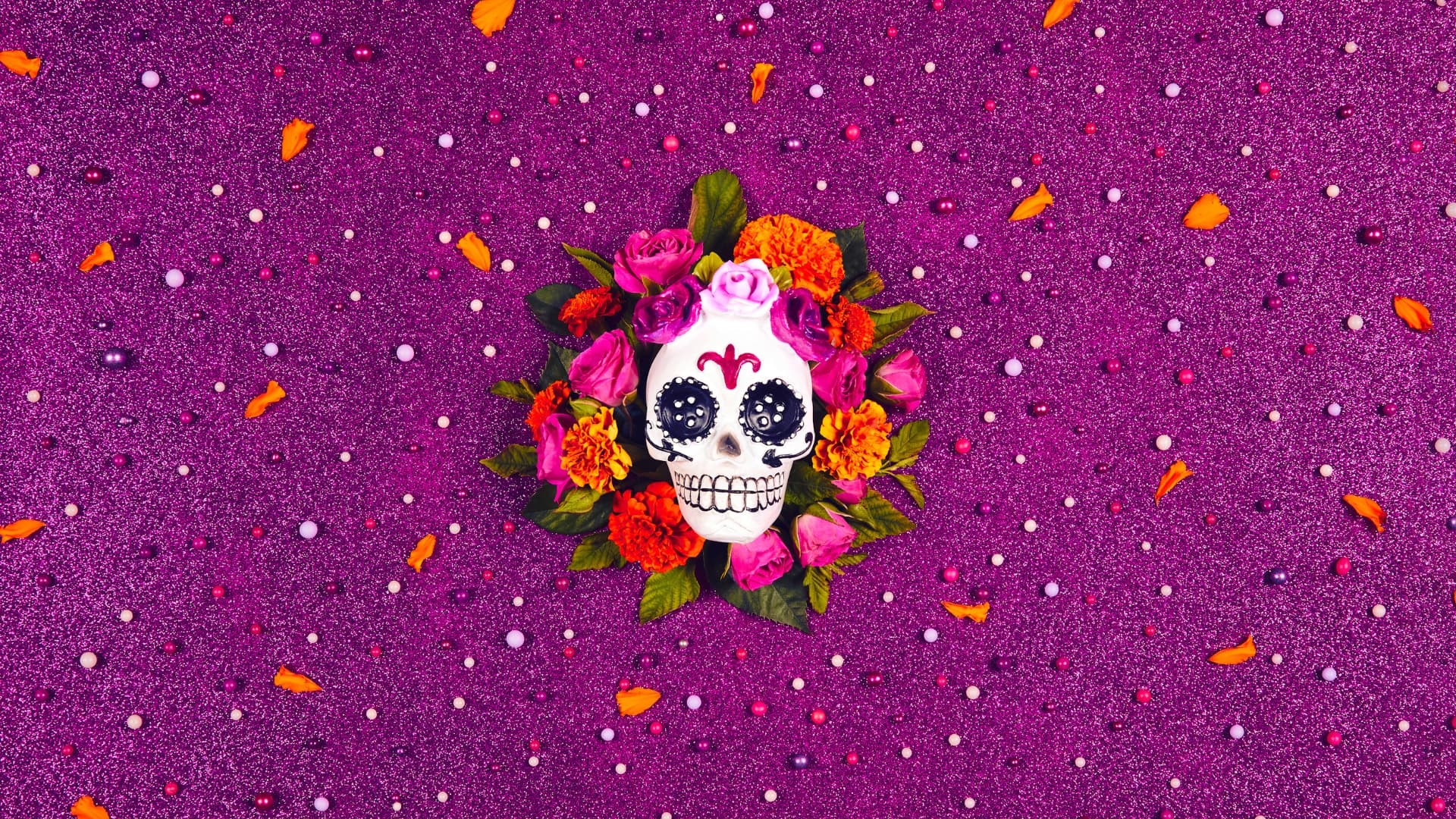 Tête de mort entourée de fleurs