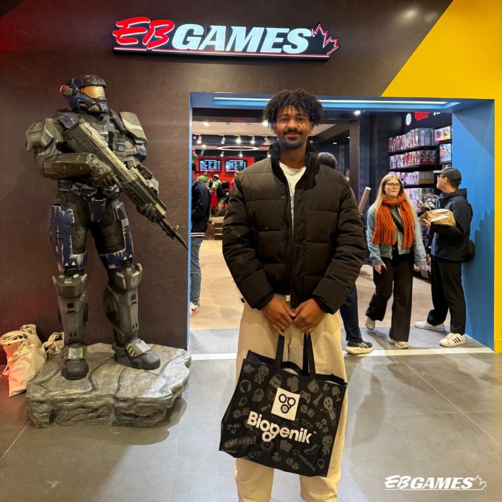Un client heureux devant l'entrée de EB Games