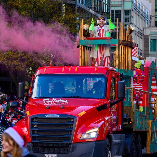 L'Orchestrarium et Tim Hortons au Défilé du père Noël 2025