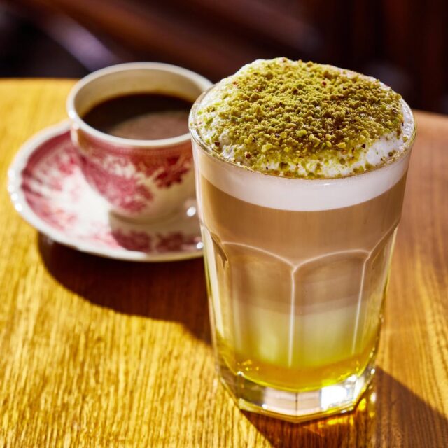 Brouillard Perse, boisson signature au safran et pistache servie au Café Aunja, maison de thé iranienne.