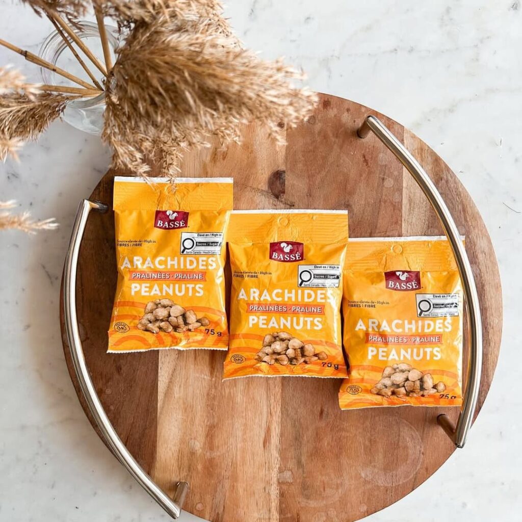 Paquets d'arachides posés sur une table basse