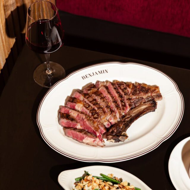 Assiette signature steak et verre de vin au Restaurant Benjamin.