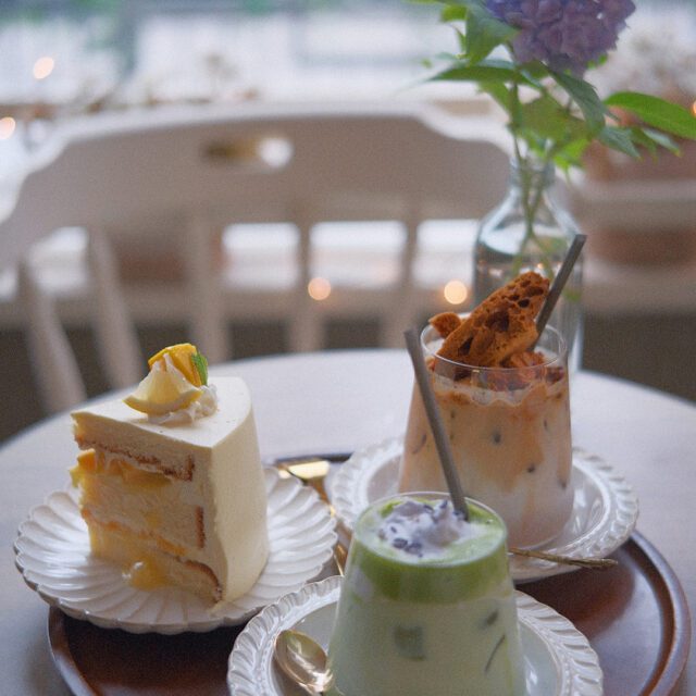 Desserts raffinés et boisson au matcha servis au Café Ri Yue au centre-ville de Montréal.
