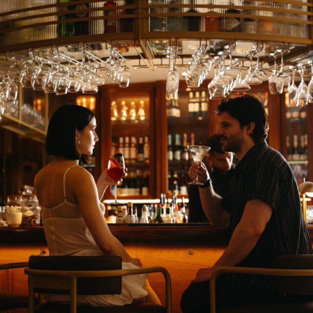 Cocktail et assiettes raffinées au COMMODORE, hôtel Honeyrose.