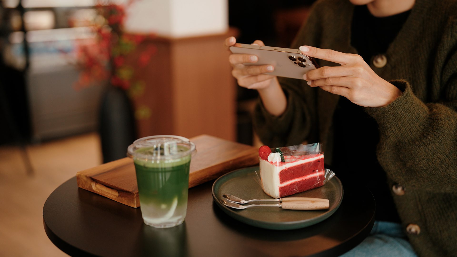 Boisson au matcha et gâteau individuel sur une table au centre-ville de Montréal.