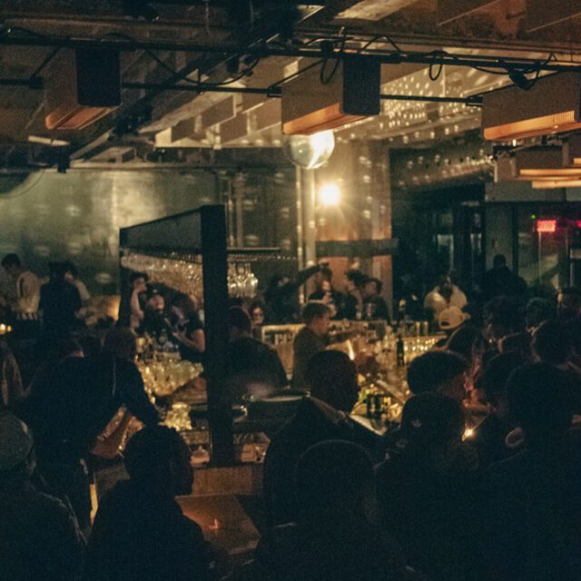 Salle animée et lumière tamisée au Bar Furco.