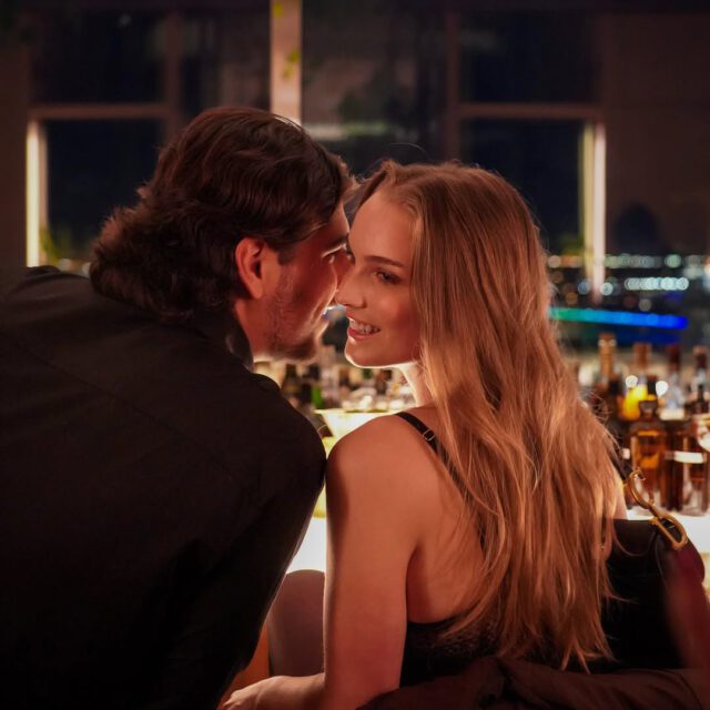 Couple au bar du Hiatus, avec vue sur la ville.