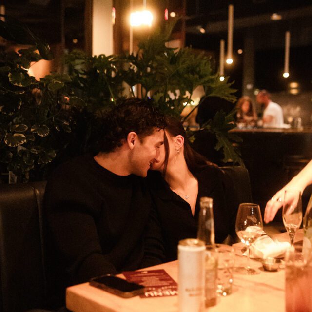 Couple au restaurant les enfants terribles au centre-ville de Montréal