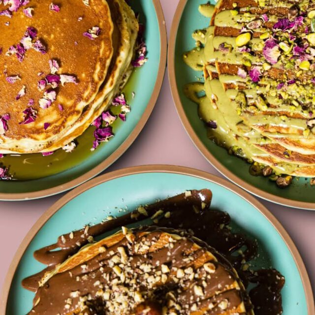 Desserts signature à la pistache, dont un trompe-l’œil en forme de fruit, chez Pistachio.