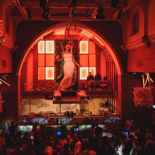 Foule et ambiance immersive chez Yoko Luna.