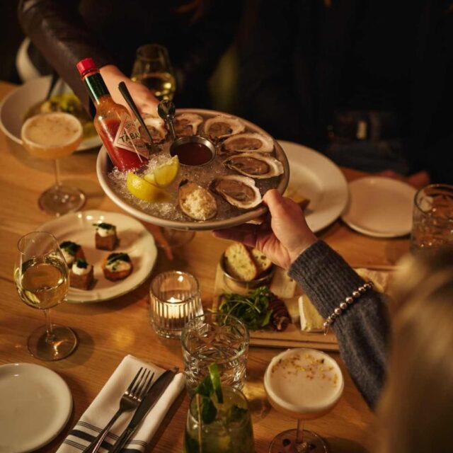 Plateau d'huitres sur une table de restaurant