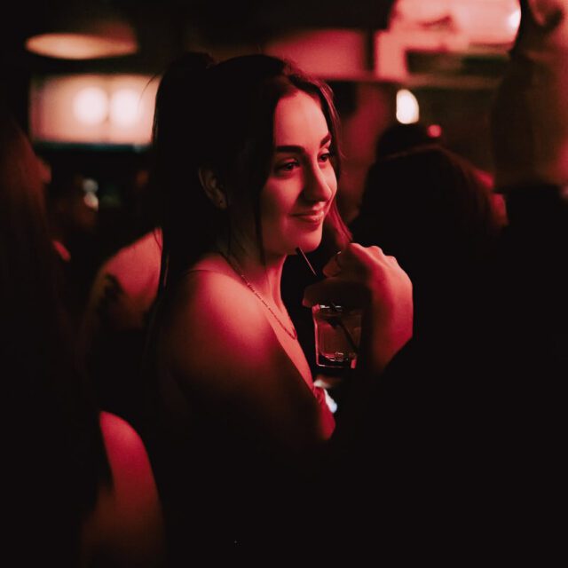 Soirée animée et cocktails au Bar Maybe.