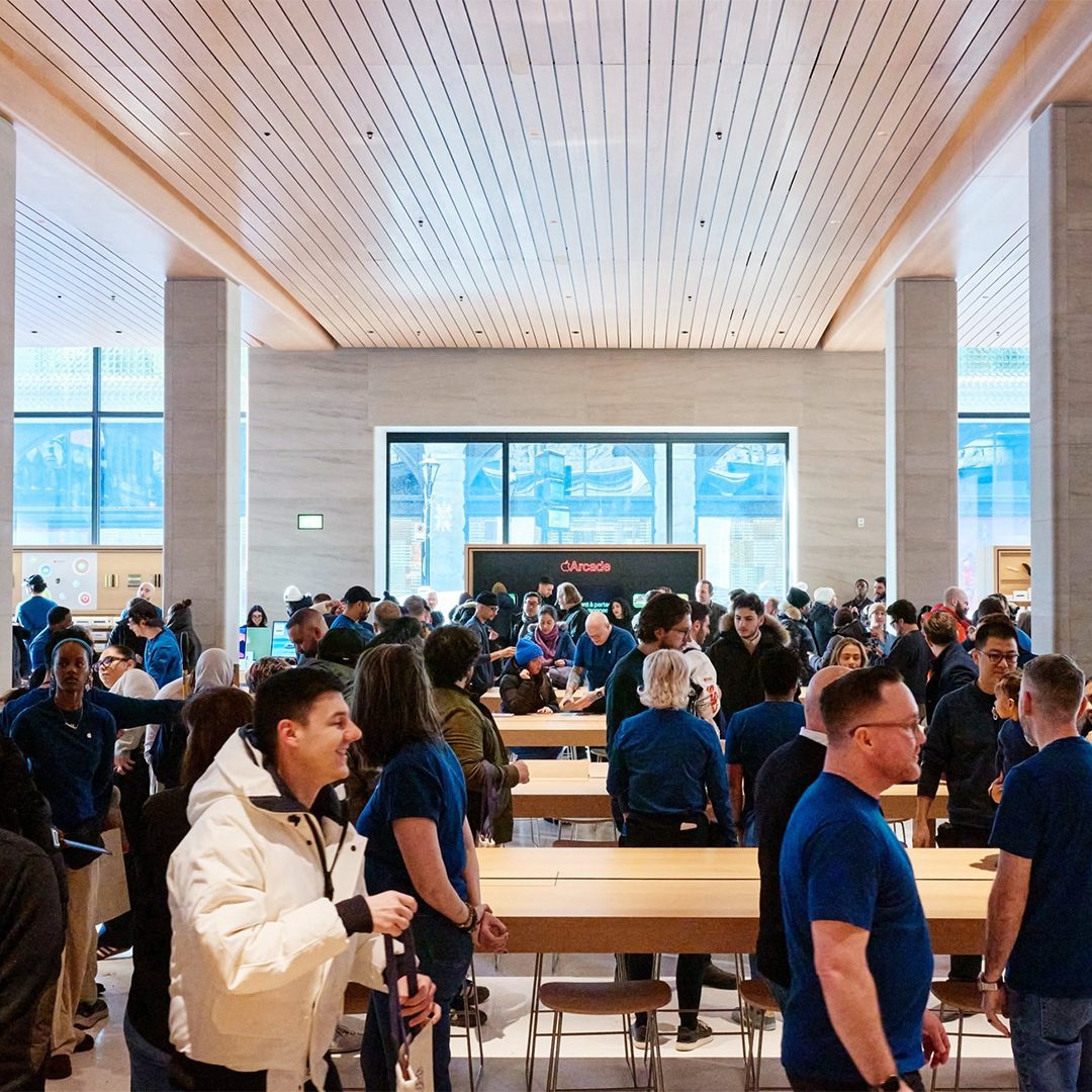 Intérieur de la boutique Apple Store Sainte Catherine lors de l’ouverture.