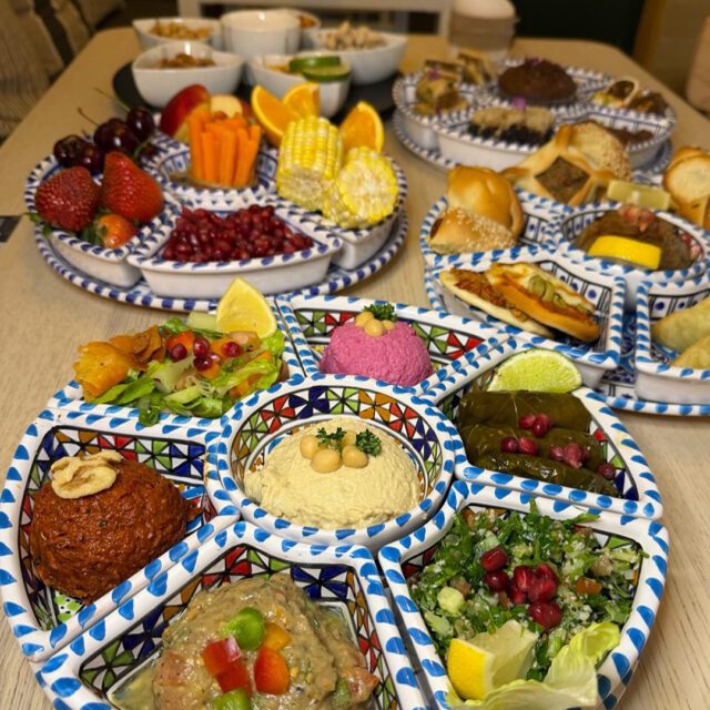 Table d’iftar avec houmous, salades et mezze chez Le Chef au centre-ville de Montréal.