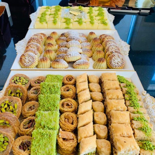 Plateaux de baklavas et pâtisseries orientales chez Mahrouse pour l’iftar au centre-ville de Montréal.