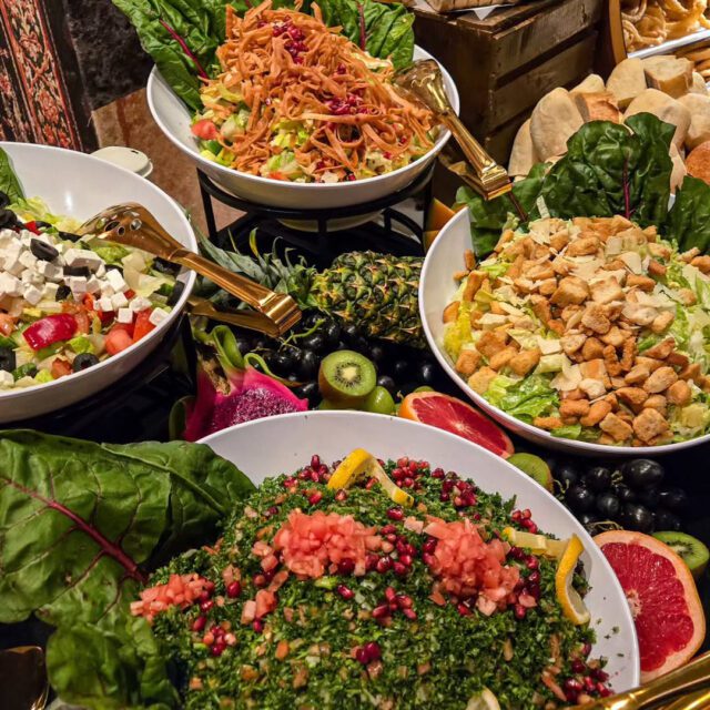 Buffet iftar au Mirage Restaurant avec mezze, salades et grillades au centre-ville de Montréal.