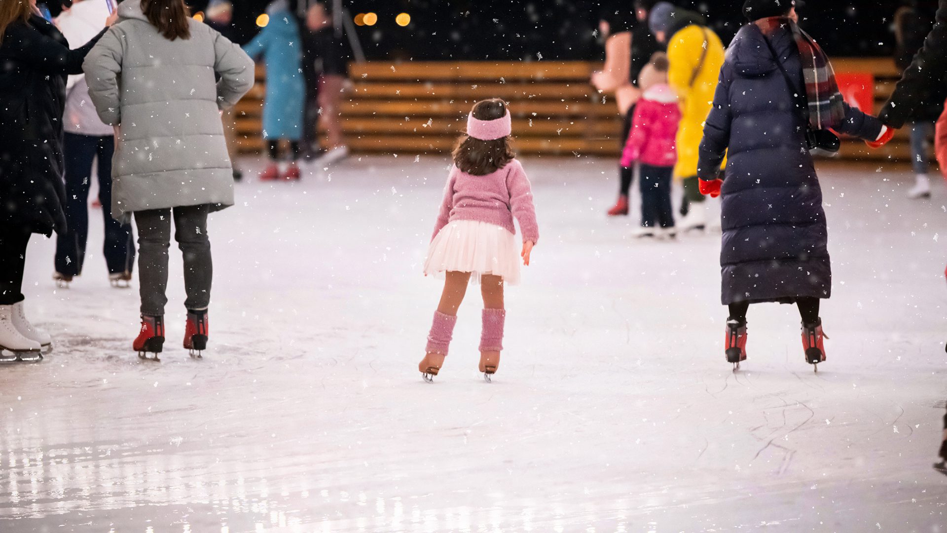 Petite fille patinant à La Patinoire sous l'Anneau au centre-ville de montréal