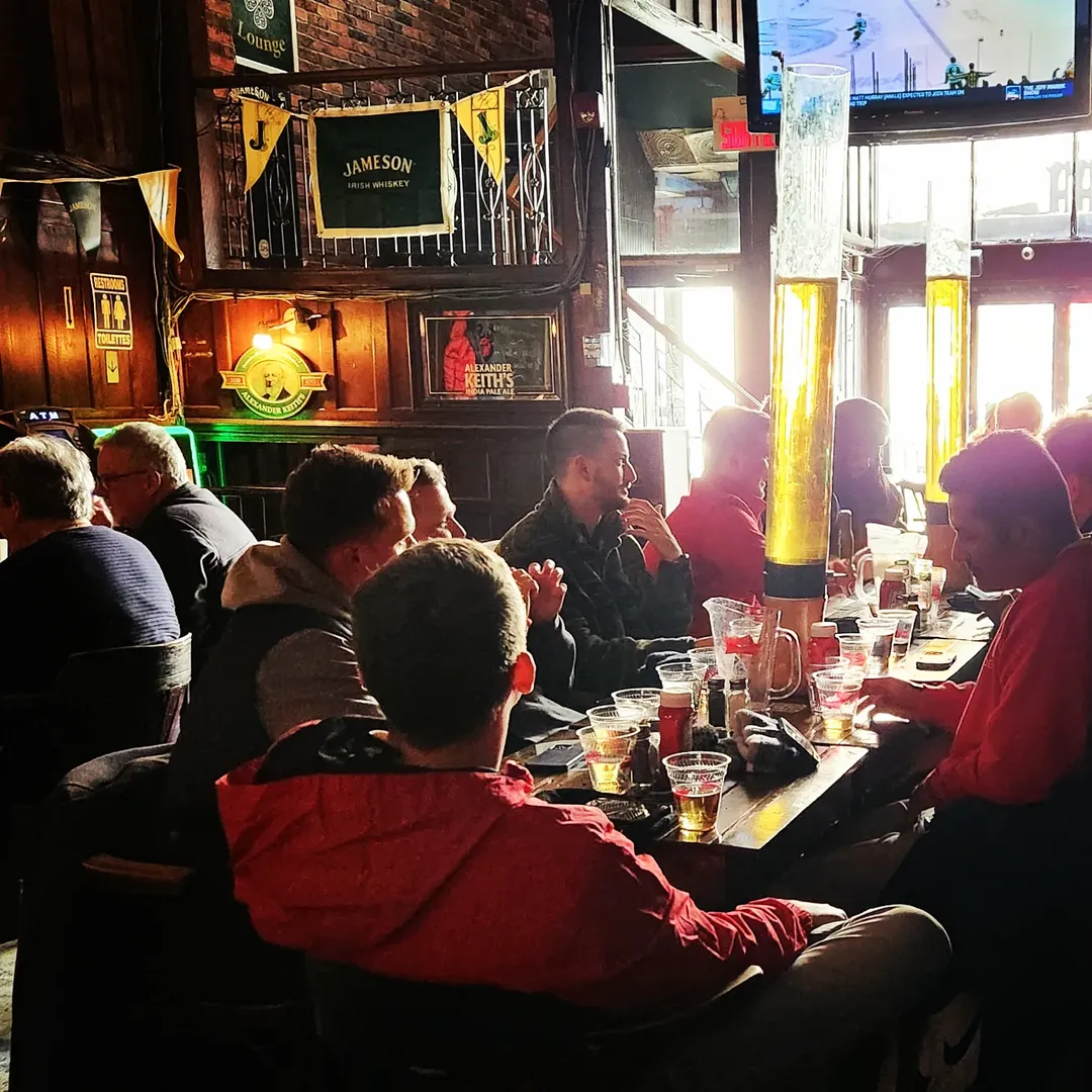 Group drinking beers at Pub McLeans au centre-ville de Montréal