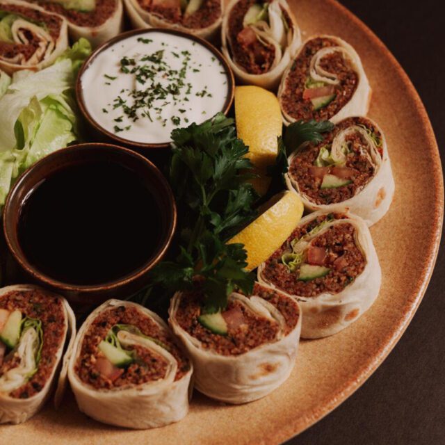 Grillades turques et beyti servis pour l’iftar chez Avesta au centre-ville de Montréal.