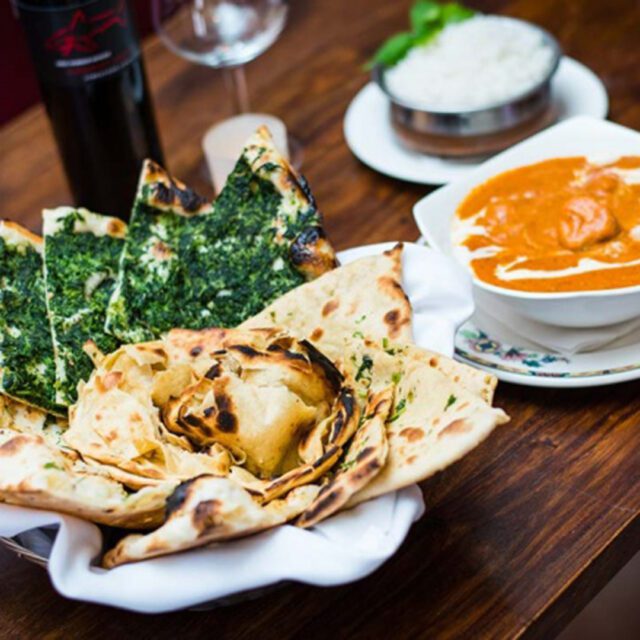 Curry indien et naan halal servis pour l’iftar chez Chez Devi au centre-ville de Montréal.