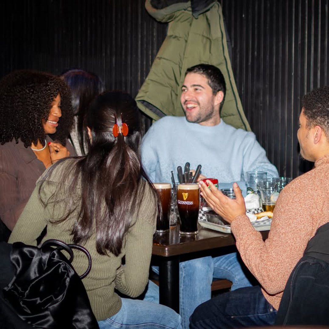 amis qui s'amusent à La Maison Publique McLean’s