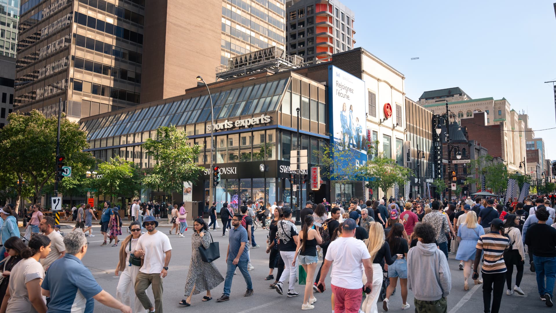 Visiteurs, touristes et travailleurs sur la rue Sainte-Catherine en plein été
