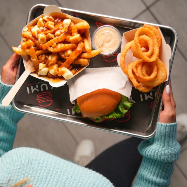 Plateau de spécial smash burger pour le ramadan au centre ville de montréal