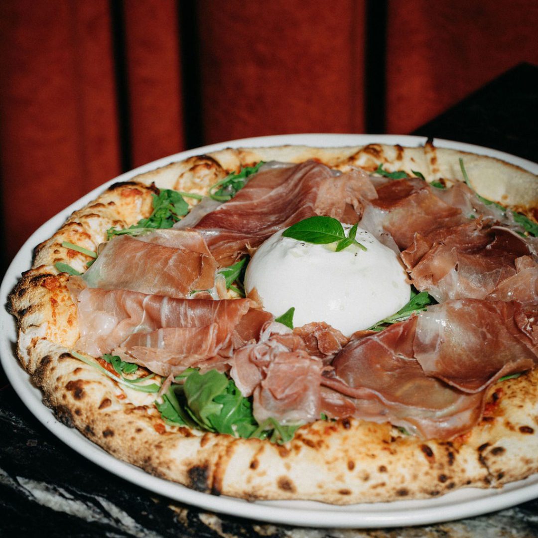 Pizza garnie de prosciutto et burrata au restaurant Il Teatro centre-ville de Montréal