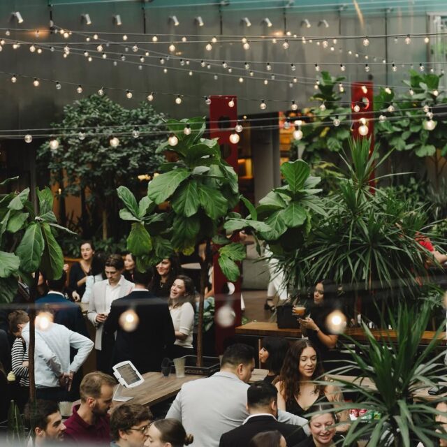 Terrasse intérieure animée du Cathcart Montréal