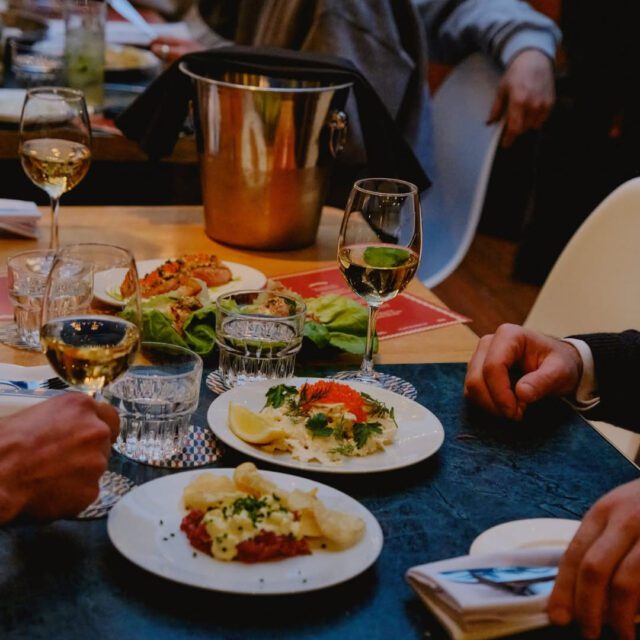 Repas et verres partagés au Cathcart Montréal