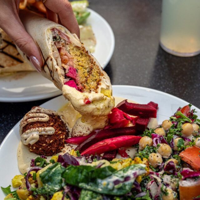 Wrap et assiette végétarienne au Cathcart Montréal