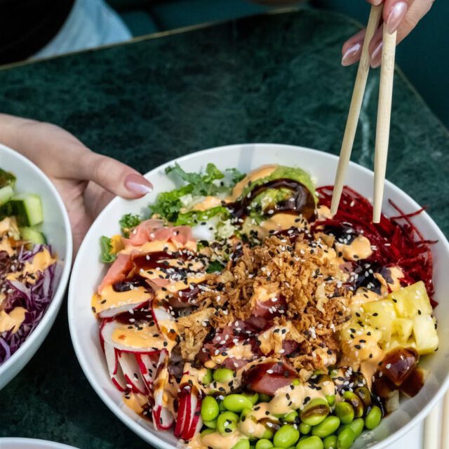 Bol poke coloré servi au Cathcart Montréal