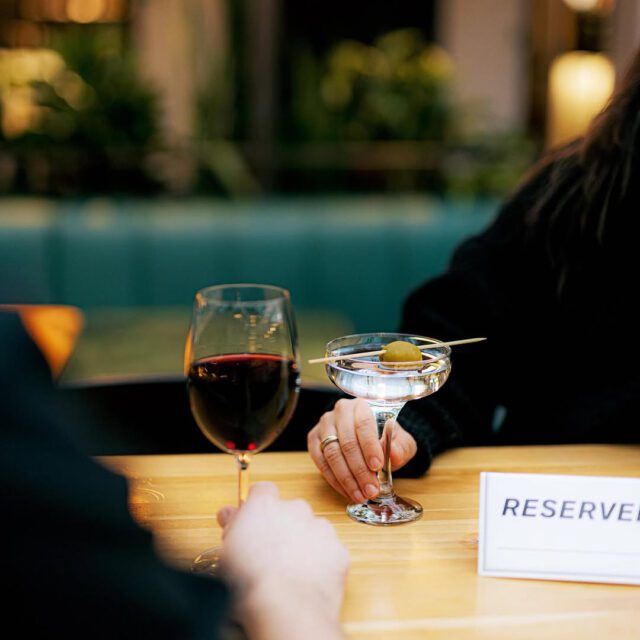 Verre de vin et cocktail servis au Cathcart Montréal