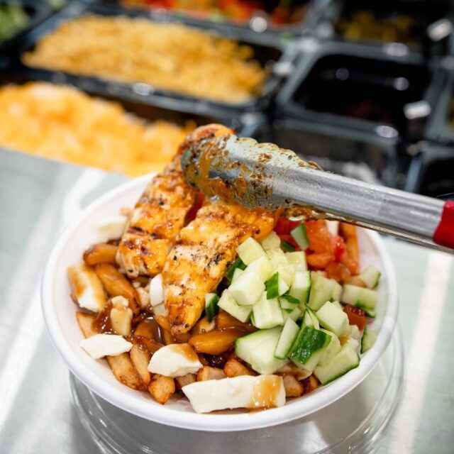 Poutine servie à l’aire de restauration du Complexe Desjardins